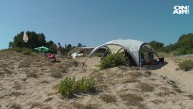 Без чадър, хавлия и джапанки върху дюните по морето