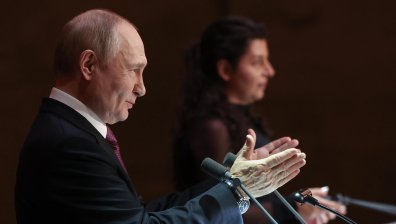 Путин избухна с бурни аплодисменти от сцената на Балшой театър за руските военни (СНИМКИ)