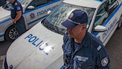 Полицията в Плевен иззе 553 фалшиви парфюма от куриерска фирма
