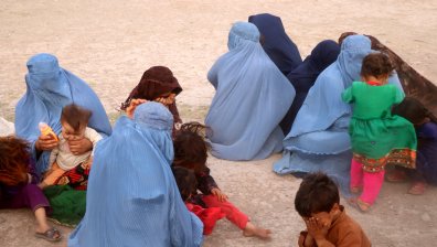 Живот под земята в Афганистан: Режем хляба и го топим във вода, за да стане на супа
