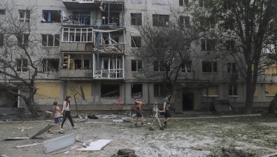 Снаряди убиха 5-ма и раниха 12 цивилни в Донецк, поразени са кино и кафене