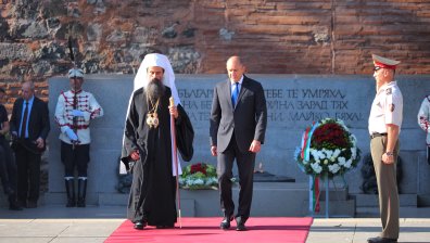 Рамо до рамо Радев и патриарх Даниил положиха венци пред Паметника на Незнайния воин