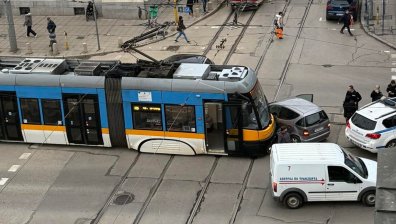 Трамвай и кола катастрофираха пред Централните хали в София