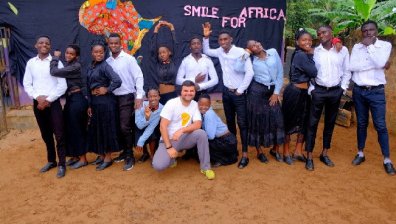 С любов към танците: Угандийци смаяха с умело владеене на българско хоро 