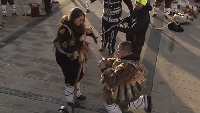 Незабравимо! Предложение за брак пред хиляди хора по време на "Сурва" (+ВИДЕО)