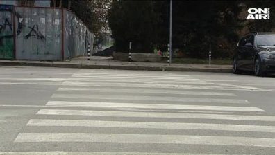 Кола блъсна и уби двама на пешеходна пътека, трети е ранен
