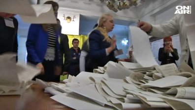 Комикът Володимир Зеленски води в президентската надпревара в Украйна