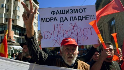 На протеста срещу българския клуб в Охрид: Яйца и лозунги, свързани с Хитлер 