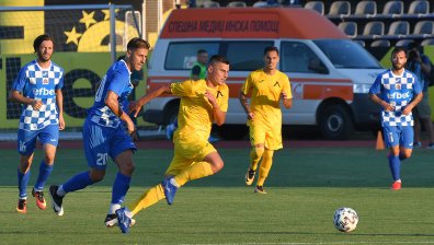 "Левски" разгроми "Монтана" за първа победа през сезона