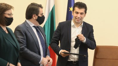 Премиерът Петков обясни как се постигат десни мерки с леви цели