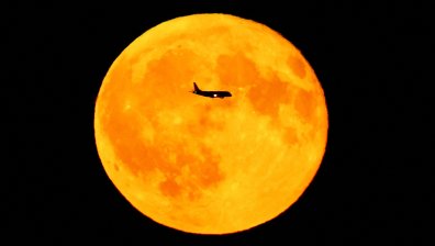 Есетровата луна озари небето (СНИМКИ)