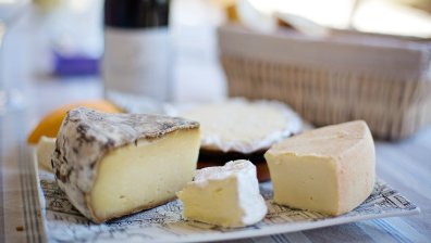 Сушата във Франция остави кравите гладни и спря производството на традиционно сирене