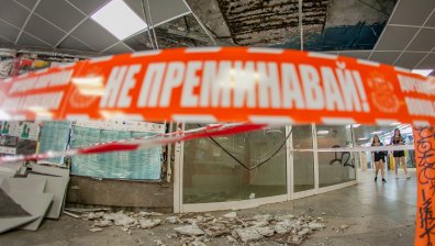 Част от окачен таван в натоварен подлез в София се срути
