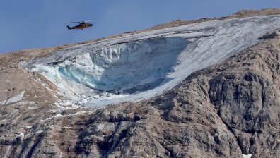 С хеликоптер и дронове търсят оцелели след свличането на глетчер в Италия