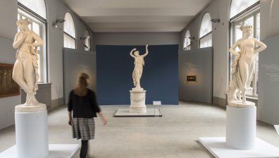 Турист счупи статуя от 19 век заради едната снимка