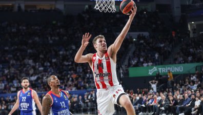 Александър Везенков блести при убедителна победа на "Олипиакос"