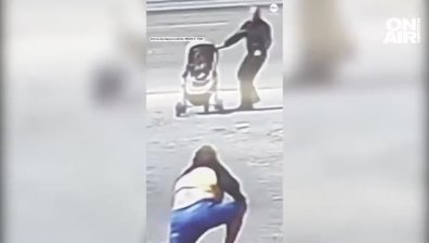 Мъж спаси бебе секунди преди да се озове на оживена магистрала