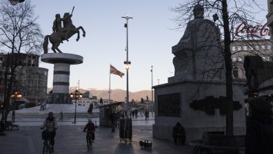 Македонците масово са против включването на българите в Конституцията