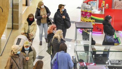 Черен петък и последен работен ден: Опашки и струпване на хора в моловете