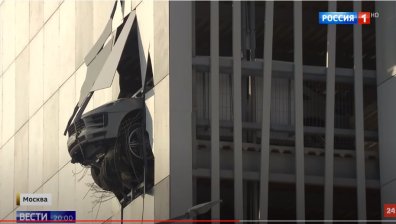 Kола катастрофира и увисна от третия етаж на сграда в Москва (ВИДЕО)
