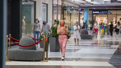 Струпване на коли около моловете, някои купуват подаръци в последния момент