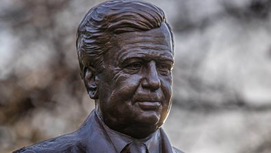 Откриха паметник на акад. Благовест Сендов пред ФМИ към СУ (СНИМКИ)