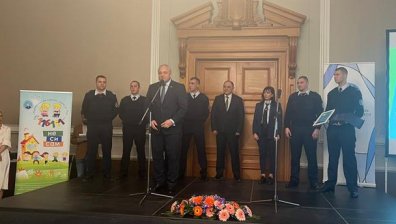 Полицаи от Русе станаха "посланици на доброто", спасили деца от горяща сграда