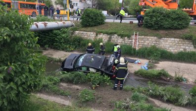 Кола помете четири деца и падна в канал в София