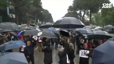 Безредици и ранени на антиправителствен протест в Тирана