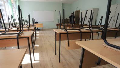 Двама маскирани пребиха ученик пред училище в Етрополе, счупили му пръсти на ръцете