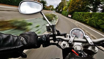Автобус блъсна и уби млад моторист в Добрич