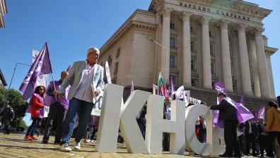 Протест на КНСБ блокира бул. "Дондуков", премиерът Донев разговаря със синдикатите