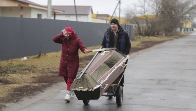 Жители на Мариупол: Пием вода от радиаторите и фонтаните, из целия град има трупове