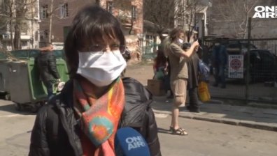 Доброволци раздават храна на социално слаби хора в столицата