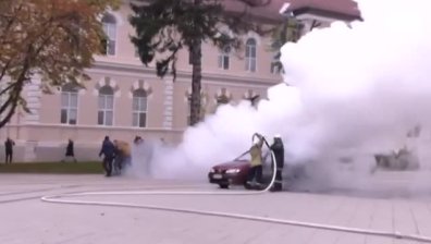 Мъж запали колата си пред Общината във Враца