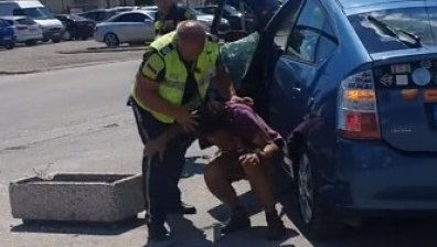 Дрогиран шофьор бяга от полицаи в Пловдив, чупят стъклото на колата и го повалят