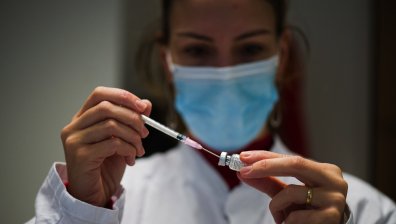 До юни Франция ще ваксинира 45 млн. души, Унгария одобри Sputnik V