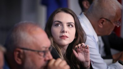 Министър Илиев към Нургюл: Вдъхновяваш българите и вече си фактор в световния шахмат