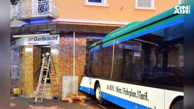 47 души пострадаха, след като училищен автобус се вряза в офис