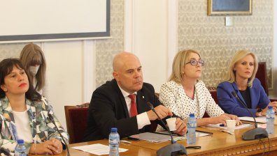 Главният прокурор се появи изненадващо за изслушване в Народното събрание