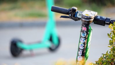 Две деца с тротинетка се блъснаха в полицейски автомобил