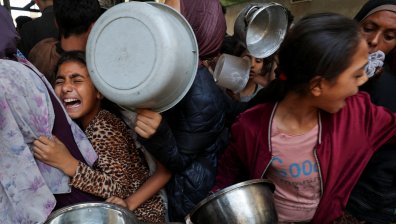 Малко хляб и бебешка храна стигнаха в Газа, но са "капка в морето"