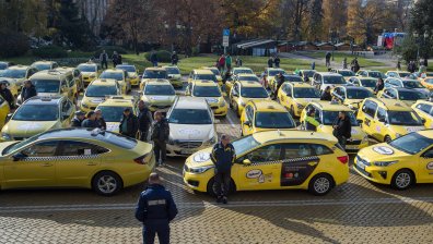 Таксиметрови шофьори протестират в цялата страна