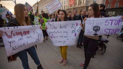 Жени и мъже излязоха в София на традиционно шествие в подкрепа на жените