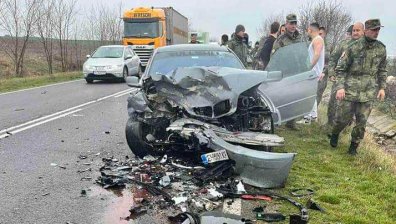 Военни помогнаха на пострадали при тежка катастрофа край Бял извор