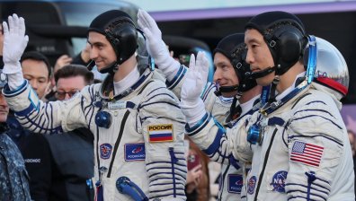 Трима астронавти излитат със Союз MS-27 към МКС (СНИМКИ)