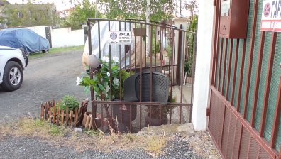 Креативно: Как бургазлия прегражда тротоара пред дома си