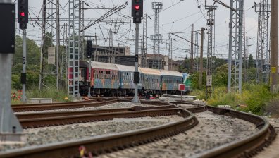 Влак блъсна жена между гарите Казичене и Искър