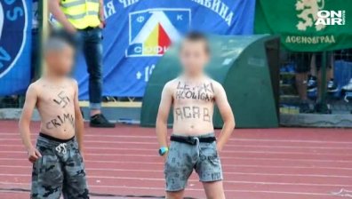 Нацистки поздрав за духа на Гунди или как 2 деца се окичиха със свастики&hellip;