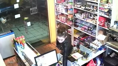 Издирват момиче за нагла кражба на пари от магазин в София